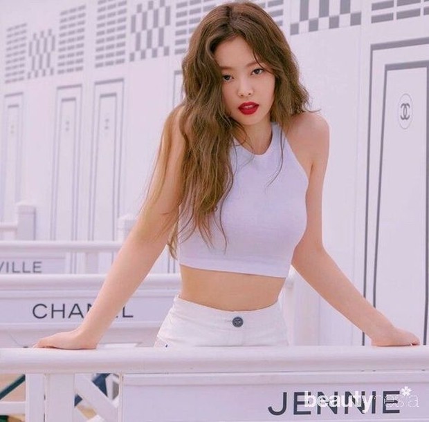 Crop top dengan high waisted bottoms memberi kesan proporsi badan bagus serta tinggi.