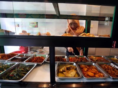 Di Tengah Pandemi, Warteg Ini Beri Makan Gratis Orang Berpuasa