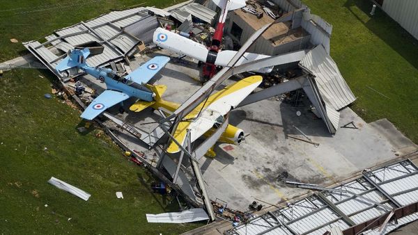 Diterjang Badai, Pesawat Ini Rusak dan Kehilangan Rumah