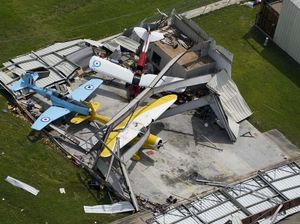 Diterjang Badai, Pesawat Ini Rusak dan Kehilangan Rumah Diterjang Badai, Pesawat Ini Rusak dan Kehilangan Rumah