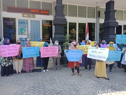 Emak-emak Demo Dinas Pendidikan Jombang Tuntut Belajar Tatap Muka