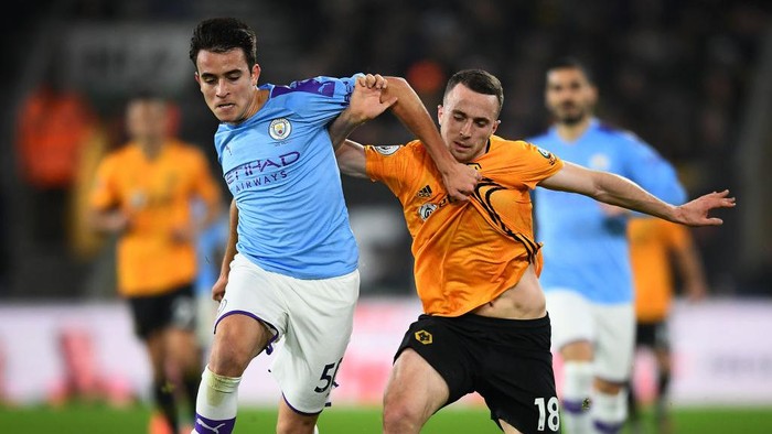 WOLVERHAMPTON, ENGLAND - DECEMBER 27: Eric Garcia of Manchester City and Diogo Jota of Wolverhampton Wanderers jostle for the ball during the Premier League match between Wolverhampton Wanderers and Manchester City at Molineux on December 27, 2019 in Wolverhampton, United Kingdom. (Photo by Clive Mason/Getty Images)