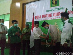 Jemput Rekomendasi PPP di Pilkada Solo, Gibran Dikalungi Syal Palestina