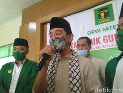 Syal Palestina untuk Semangati Gibran Berjuang di Pilkada Solo