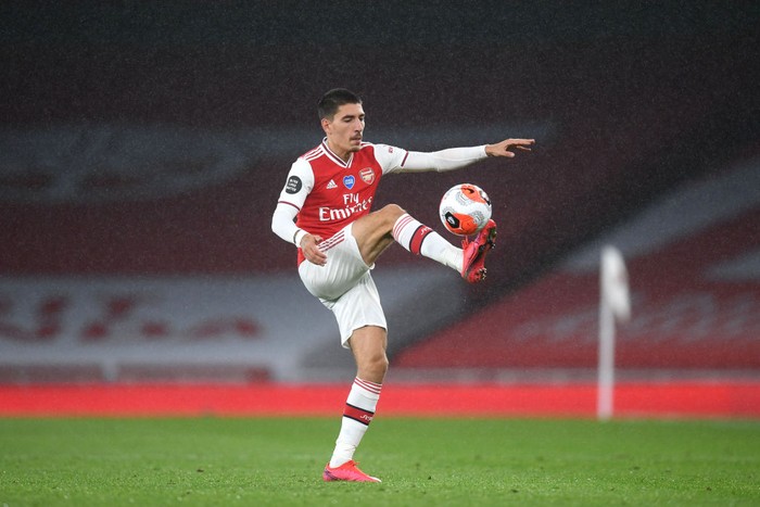 LONDON, ENGLAND - JULY 07: Hector Bellerin of Arsenal controls the ball during the Premier League match between Arsenal FC and Leicester City at Emirates Stadium on July 07, 2020 in London, England. Football Stadiums around Europe remain empty due to the Coronavirus Pandemic as Government social distancing laws prohibit fans inside venues resulting in all fixtures being played behind closed doors. (Photo by Michael Regan/Getty Images)