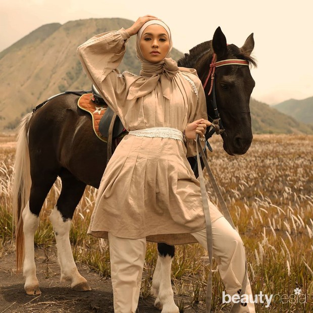 https://www.instagram.com/barliasmara/ Barli Asmara pernah berkolaborasi dengan selebgram cantik Vira Tandia untuk koleksi Savanna volume I.