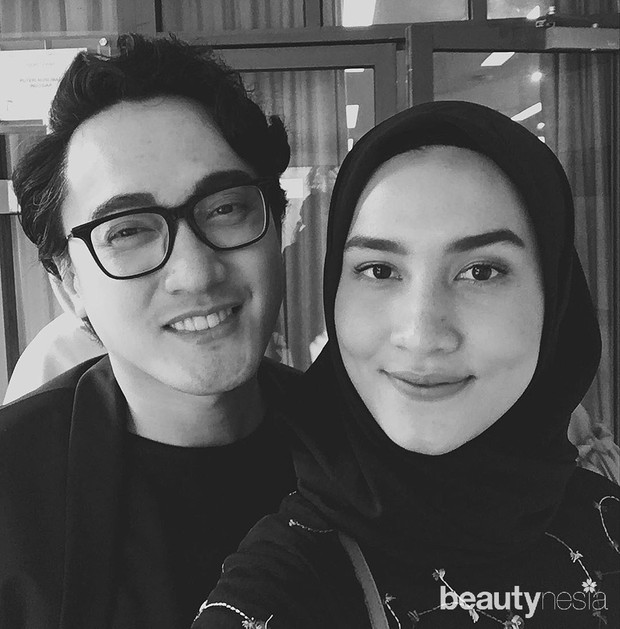 https://www.instagram.com/dwihandaanda/ Selebgram Dwi Handayani pernah berkolaborasi dengan Barli Asmara untuk koleksi Savanna pada April 2020.
