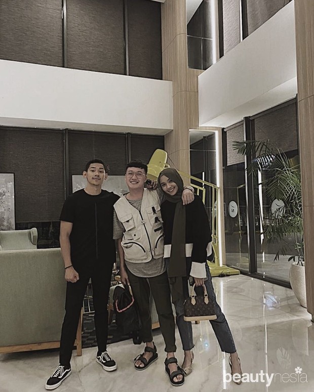 https://www.instagram.com/fitawww/ Selebgram Fita Wulansari berkolaborasi dengan Barli Asmara untuk koleksi Savanna serta Raya 2020.
