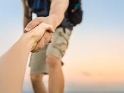 Kalender Jawa Rabu Legi 25 Desember 2024: Suka Menolong