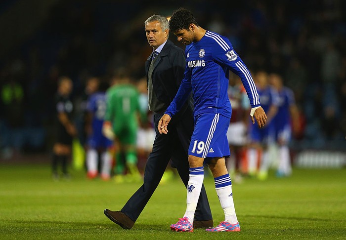 BURNLEY, ENGLAND - AUGUST 18:  Manager Jose Mourinho of Chelsea speaks to Diego Costa of Chelsea after the Barclays Premier League match between Burnley and Chelsea at Turf Moor on August 18, 2014 in Burnley, England.  (Photo by Clive Brunskill/Getty Images)