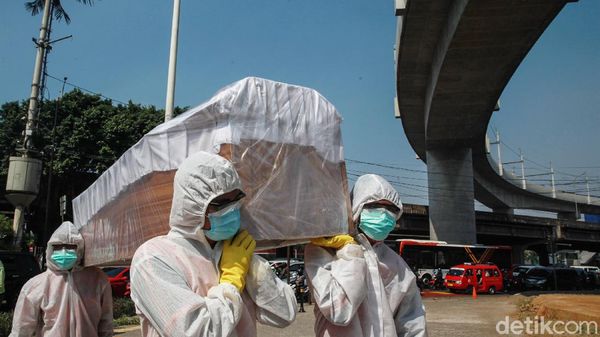 Kampanye Bahaya COVID-19, Peti Mati Diusung di Jalanan