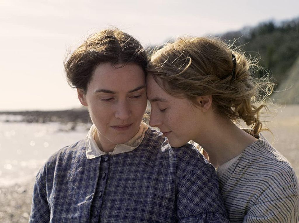 Kate Winslet Bangga Beradegan Ranjang dengan Saoirse Ronan Kate Winslet Bangga Beradegan Ranjang dengan Saoirse Ronan