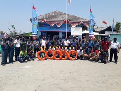 Kemenhub Bagikan Alat Keselamatan Kapal di Pelabuhan Cituis