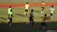 Sejumlah pemain Timnas U-19 menjalani latihan di Stadion Madya, Kompleks Gelora Bung Karno, Senayan, Jakarta, Jumat (28/8/2020).   