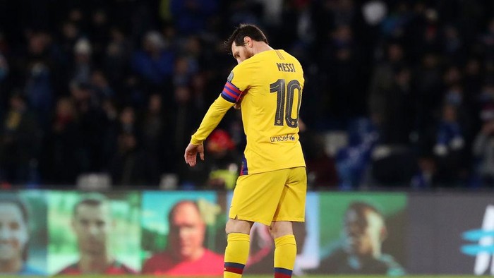 NAPLES, ITALY - FEBRUARY 25: Lionel Messi of FC Barcelona stands disappointed after the UEFA Champions League round of 16 first leg match between SSC Napoli and FC Barcelona at Stadio San Paolo on February 25, 2020 in Naples, Italy. (Photo by Francesco Pecoraro/Getty Images)