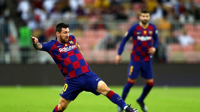 JEDDAH, SAUDI ARABIA - JANUARY 09:  Lionel Messi of Barcelona in action during the Supercopa de Espana Semi-Final match between FC Barcelona and Club Atletico de Madrid at King Abdullah Sports City on January 09, 2020 in Jeddah, Saudi Arabia. (Photo by Francois Nel/Getty Images)