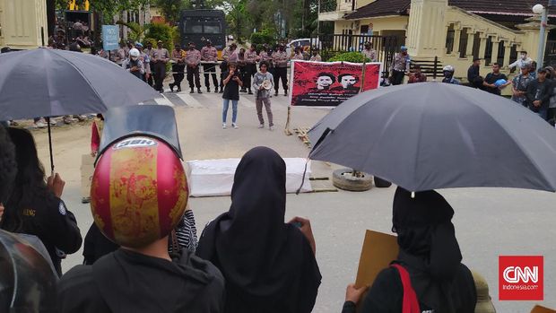 Mahasiswa menggelar aksi Kamisan di depan Mapolda Sultra.