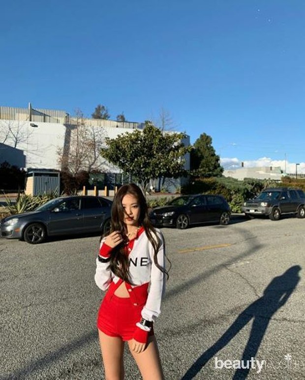 Jennie memang menyukai fashion item yang membuat badannya lebih tinggi.