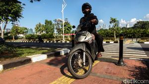Nakal! Pemotor Bajak Jalur untuk Difabel di Trotoar