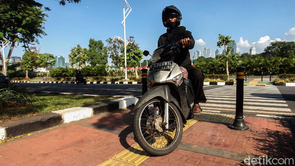 Nakal! Pemotor Bajak Jalur untuk Difabel di Trotoar Nakal! Pemotor Bajak Jalur untuk Difabel di Trotoar