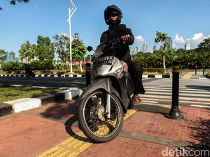 Nakal! Pemotor Bajak Jalur untuk Difabel di Trotoar