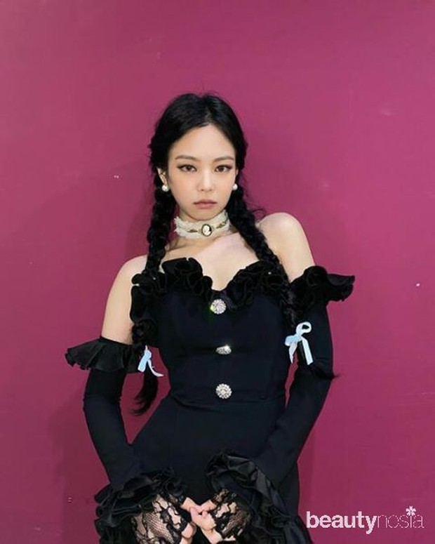 Off shoulder akan membuat wajah terlihat lebih kecil dan Jennie punya pipi yang chubby.