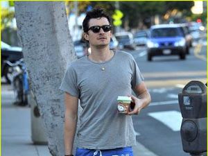 Resmi Jadi Ayah, Ini Potret Orlando Bloom Si Pencinta Kopi