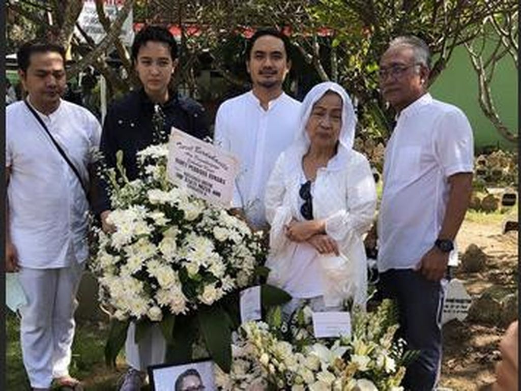 Kesedihan Ayah dan Ibu Barli Asmara di Pemakaman Anaknya