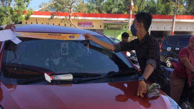 Pemasangan stiker sindiran bagi pengguna bbm subsidi di Aceh. Pemasangan stiker sindiran bagi pengguna bbm subsidi di Aceh.