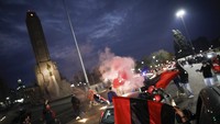 Fans berkumpul di Monumento Nacional ala Bandera yang berada di Rosario.