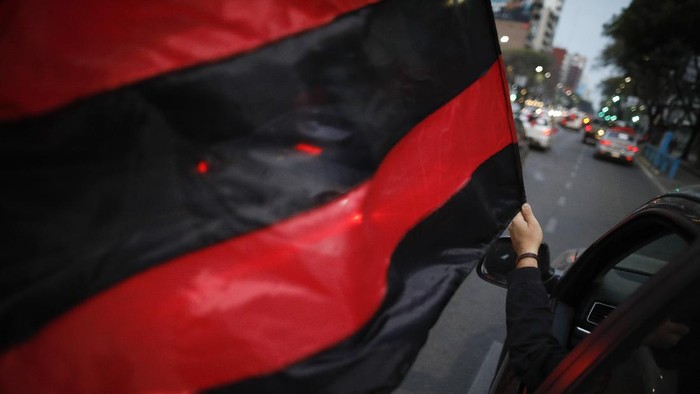 Newell's Old Boys soccer club fans take part in a caravan in the hometown of soccer star Leonel Messi, in Rosario, Argentina, Thursday, Aug. 27, 2020. Fans hope to lure him home following his announcement that he wants to leave Barcelona F.C. after nearly two decades with the Spanish club. (AP Photo/Natacha Pisarenko)