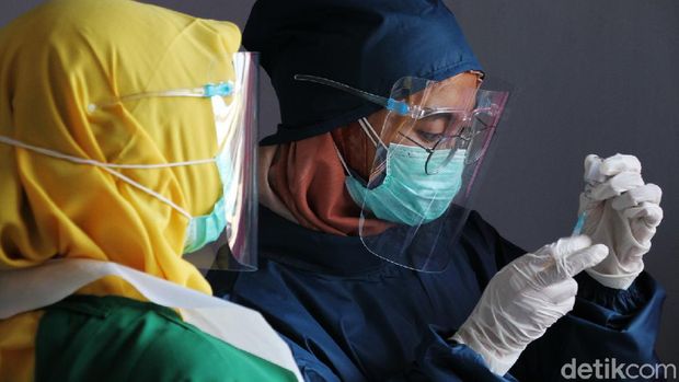 Tidak memberikan imunisasi pada anak sama bahayanya jika terkena virus Corona COVID-19.