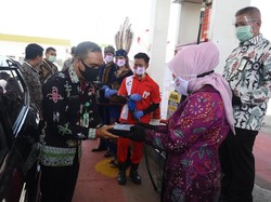 Pertamina Bagikan Masker untuk Pelanggan Setia di Palangka Raya