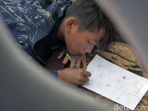 Potret Sekolah Anak Jalanan di Alun-alun Kota Cimahi Potret Sekolah Anak Jalanan di Alun-alun Kota Cimahi