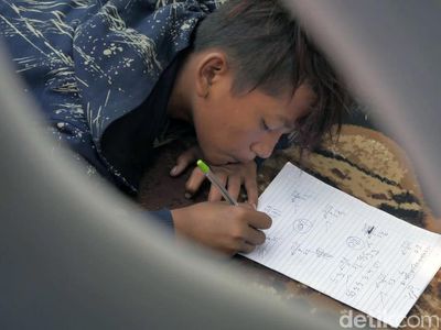 Potret Sekolah Anak Jalanan di Alun-alun Kota Cimahi