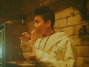 Wah! Rich Brian Pamer Makan Indomie di Love In My Pocket