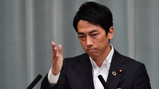 Newly appointed Japanese Environment Minister Shinjiro Koizumi gestures as he speaks during a press conference at the prime minister's official residence in Tokyo on September 11, 2019. - Japan's Prime Minister Shinzo Abe on September 11 appointed new foreign and defence ministers and promoted a popular rising political star, in a cabinet reshuffle that fuelled speculation over the prime minister's successor. (Photo by Toshifumi KITAMURA / AFP)