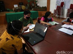 Guru di Masa Pandemi: Mengunduh, Mengunggah, Menggugah