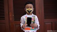 Melihat Semangat Siswa Belajar Online di Balai Warga