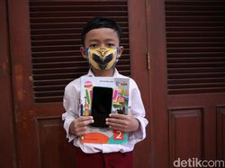 Melihat Semangat Siswa Belajar Online di Balai Warga