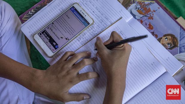 Sejumlah siswa melakukan aktivitas pembelajaran jarak jauh (PJJ) menggunakan fasilitas jaringan internet gratis hasil swadaya masyarakat di Sanggar Berase Petamburan, Jakarta, Jumat 28 Agustus 2020. Rencananya Menteri Pendidikan dan Kebudayaan Nadiem Makarim bakal menggunakan anggaran Rp7,2 triliun untuk membelikan kuota internet bagi siswa, guru dan dosen selama pembelajaran jarak jauh (PJJ) dilaksanakan di tengah pandemi virus corona (Covid-19). CNN Indonesia/Bisma Septalisma