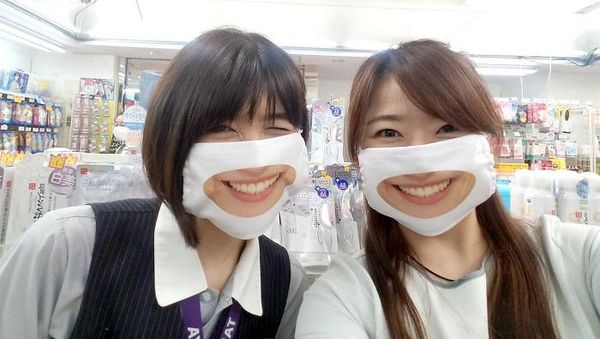 Karyawan Toko Ini Pada Pakai Masker Senyum