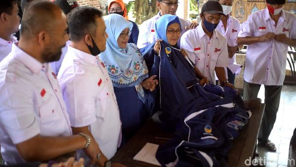 Ketika Pengurus DPD NasDem Sukoharjo Copot Seragam