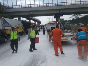 Truk Muatan Semen Kecelakaan di Tol Cawang, Penyebabnya Overload Truk Muatan Semen Kecelakaan di Tol Cawang, Penyebabnya Overload
