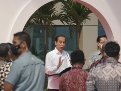 Beri Rp 2,4 Juta ke Tukang Angkringan cs, Jokowi: Buat Modal Usaha