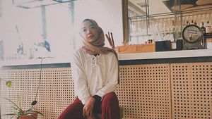 Gaya Seru Bu Tri Tilik Saat Bersantai dan Makan Enak