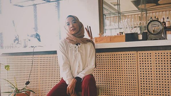 Gaya Seru Bu Tri Tilik Saat Bersantai dan Makan Enak