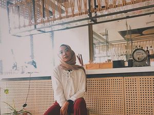 Gaya Seru Bu Tri Tilik Saat Bersantai dan Makan Enak