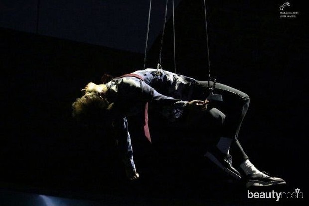 Aksi Panggung Jungkook BTS di MAMA 2016 yang Membuat Dirinya Cedera Kaki/ Foto: Koreaboo Aksi Panggung Jungkook BTS di MAMA 2016 yang Membuat Dirinya Cedera Kaki/ Foto: Koreaboo