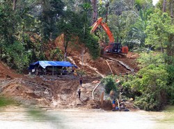 Polisi Dihadang Warga saat Hendak Tangkap Pelaku Penambang Ilegal